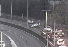 El vehículo volcado en la carretera de Enekuri