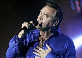 Morrissey, Rigan eskainitako kontzertu batean.