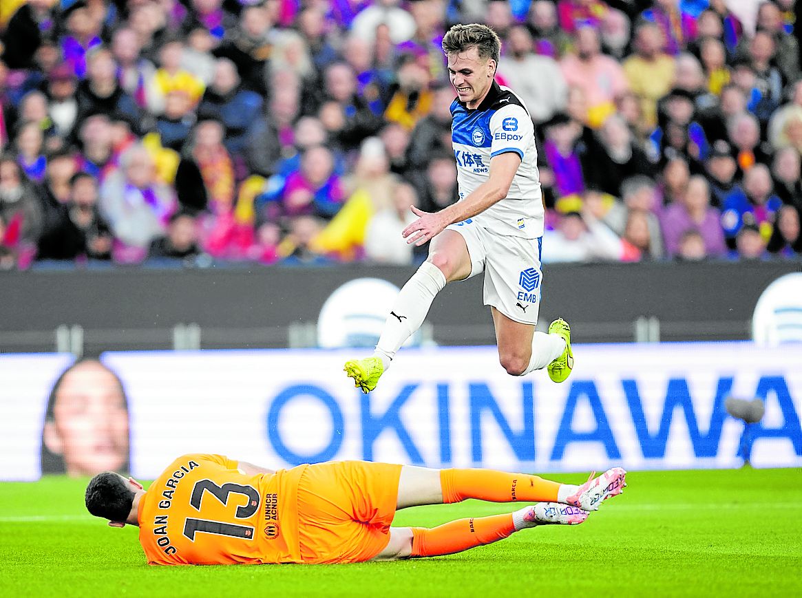 Pablo Ibáñez salta por encima del meta culé Joan García tras una aproximación albiazul.