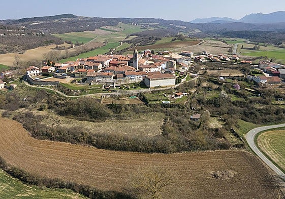 Vista general de Peñacerrada, una de las localidades de Montaña Alavesa donde la plataforma que acaba de estrenarse anuncia casas en venta.