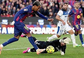 Sivera se estira para tratar de atajar el disparo de Lamine Yamal, aunque el atacante se topó con el palo de la portería.