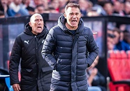 Luis García, en un partido en el banquillo del Deportivo Alavés.