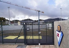 Entrada de la nueva ciudad deportiva del Eibar en el alto de Areitio, este domingo