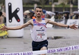 Aferdi celebra el triunfo al cruzar la línea de meta.
