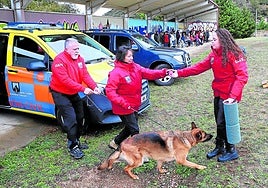 El grupo mostró durante dos horas el trabajo que realizan con los perros.