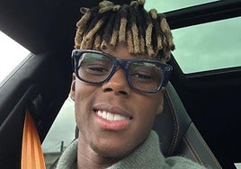 Nico Williams sorprende con unas gafas 'retro' similares a las de Pedro Sánchez