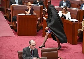 La senadora Pauline Hanson viste un burka en el Senado australiano