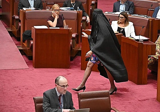 La senadora Pauline Hanson viste un burka en el Senado australiano
