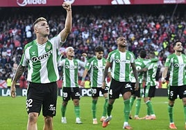 Interrumpido un cuarto de hora el derbi entre Sevilla y Betis a tres minutos del final por una lluvia de botellas
