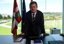 Zupiria posa en su despacho de la sede central de la Ertzaintza en Erandio, donde tuvo lugar la entrevista el pasado viernes.