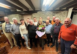 Luis Mari Bengoa, el cuarto por la derecha, y a su lado, su mujer, Águeda García de Cortázar, rodeados de algunos de los amigos que organizaron el homenaje