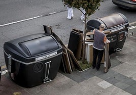 Un hombre se deshace de unos muebles viejos a plena luz del día.
