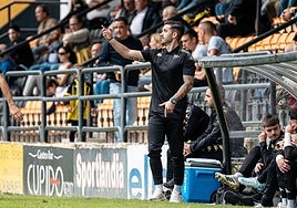 Egoitz Bilbao da instrucciones a los suyos durante un partido.