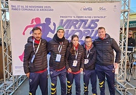 Los atletas Raúl Martínez, Ibai Magdaleno, Ángela de Miguel y Mikel García junto al presidente Sergio López.
