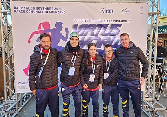 Los atletas Raúl Martínez, Ibai Magdaleno, Ángela de Miguel y Mikel García junto al presidente Sergio López.