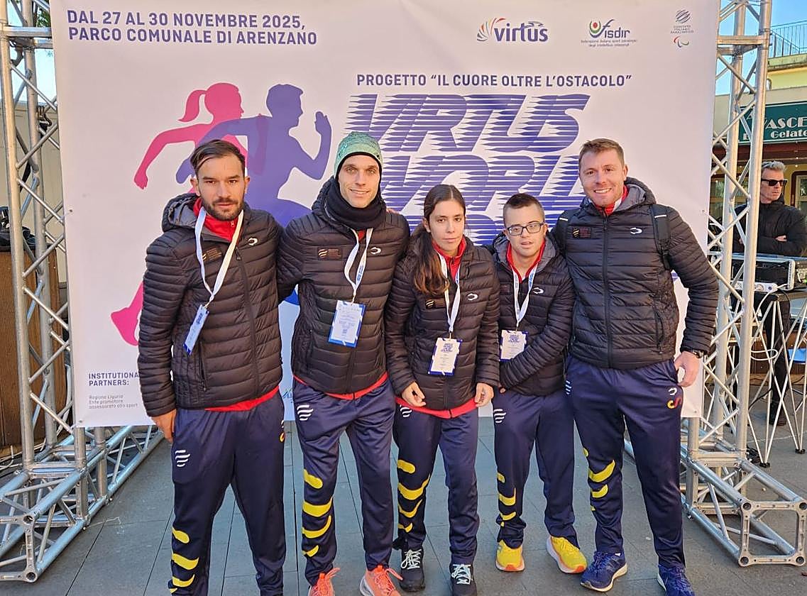 Los atletas Raúl Martínez, Ibai Magdaleno, Ángela de Miguel y Mikel García junto al presidente Sergio López.