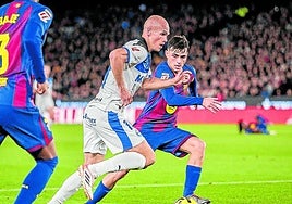 Jon Guridi conduce el balón bajo la presión de Pedri en el partido del sábado contra el Barcelona.