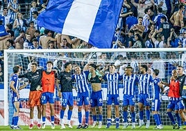 Los jugadores del Alavés celebran un triunfo con su afición.