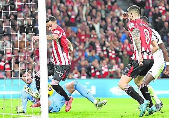 Berenguer aprovecha el rechace de Courtois al centrochut de Iñaki Williams para hacer el primer gol en el partido del año pasado.