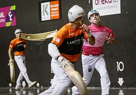 Erkiaga suelta la derecha, mientras Olharan tratar de recuperar sus sitio en la cancha.