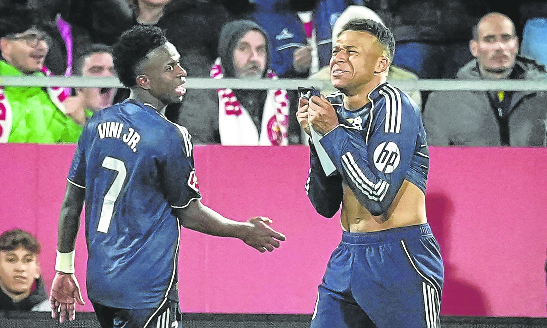 Mbappé se lamenta de la ocasión fallada en el descuento frente al Girona el domingo.