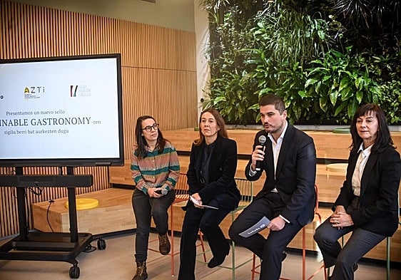 Saioa Ramos (Azti), Nora Sarasola (Obra Social de BBK), Kristian Prieto (BBK Kuna) y Lorea Uribarri (BKHF), en la presentación este lunes del sello.