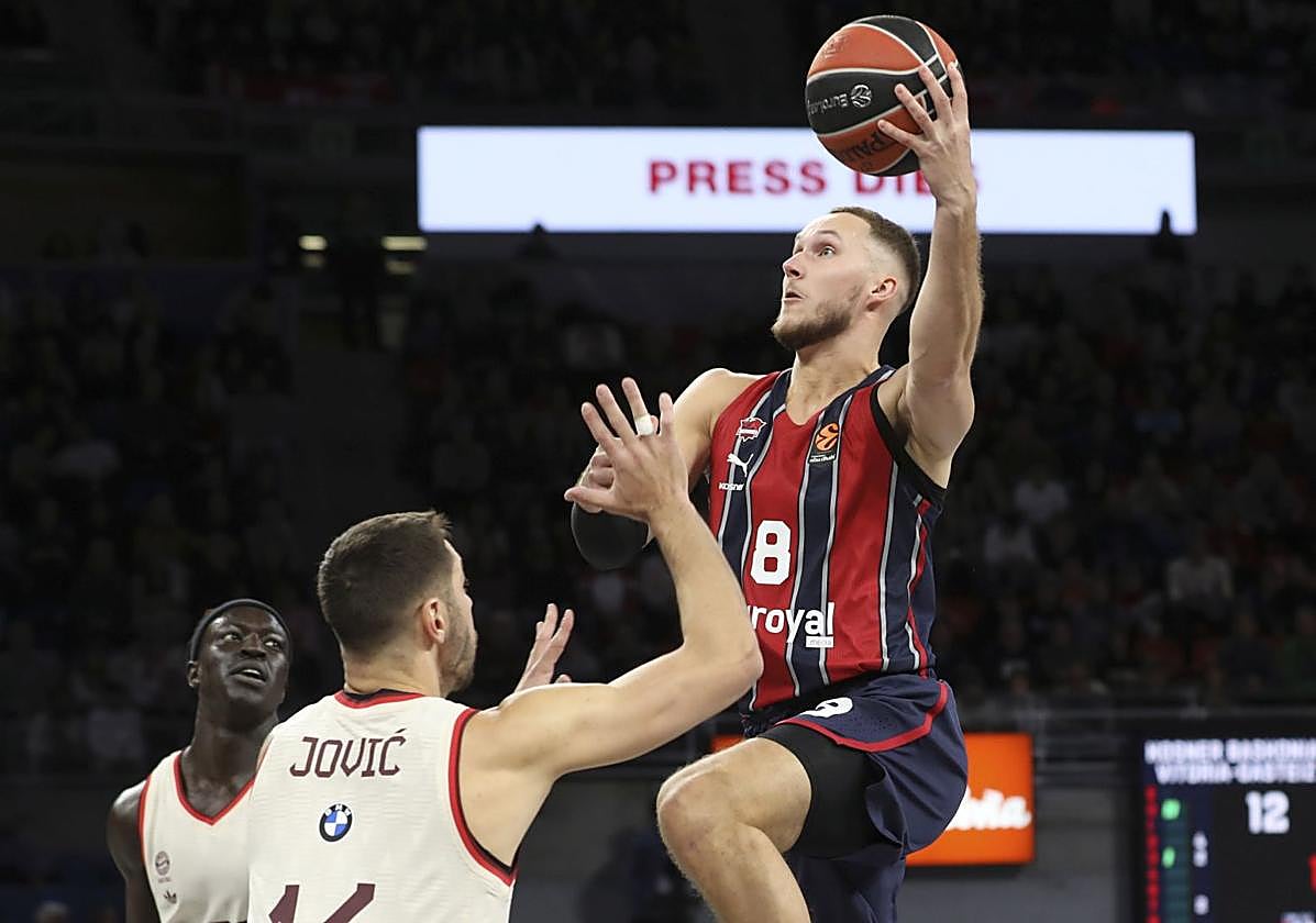 Sedekerskis ataca el aro rival ante Jovic durante la reciente visita del Bayern.
