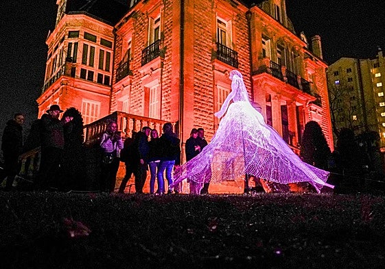 Una instalación lumínica de la edición anterior de Umbra Light en Vitoria.