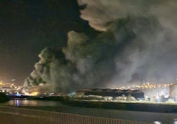 Cuatro evacuados por el incendio del antiguo matadero de Zorroza