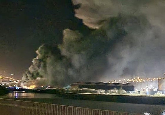 Cuatro evacuados por el incendio en una nave del antiguo matadero de Zorroza