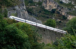 Un tren circula por el desfiladero de Pancorbo.