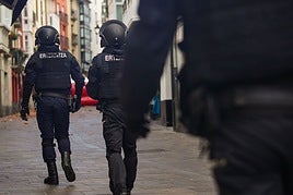 Detenido en Vitoria por intentar robar una cadena con el método del tirón