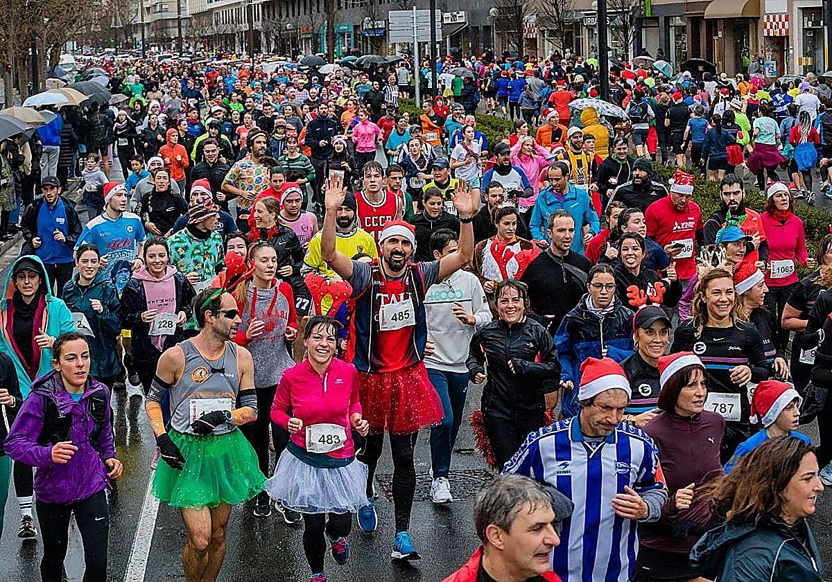 Los disfraces y los complementos navideños abundan entre los participantes de la San Silvestre.