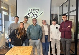 Los cinco alumnos junto a Jon Ander Hernández, en el centro, en la sede del Grupo MSV.