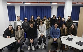 Varios de los alumnos que este año representan al centro junto a Mireia Ekoroiribe.