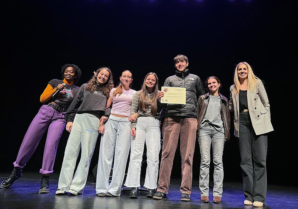 La juventud ermuarra disfrutó en el acto de entrega de premios.
