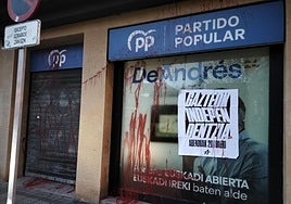 El PP acusa a Ernai de atacar con pintura su sede en el centro de Bilbao
