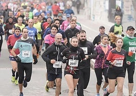 Un grupo de atletas, durante la pasada Media Maratón de Vitoria.