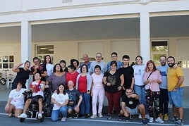 Los miembros de Geu Be en la sede de Intxaurrondo, donde no faltan las sonrisas y los buenos momentos.