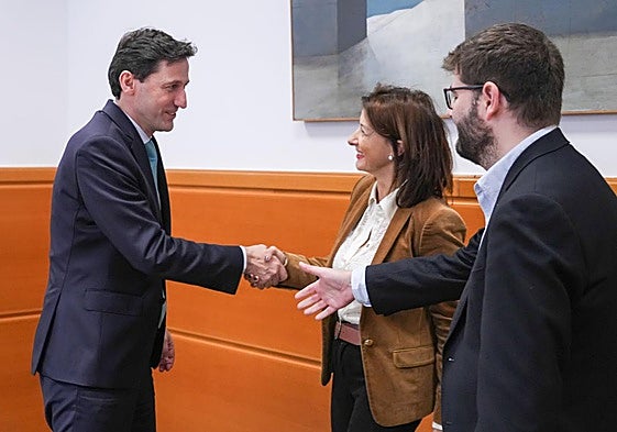 El consejero de Hacienda, Noël d'Anjou, saluda a Laura Garrido y Álvaro Gotxi, del PP.