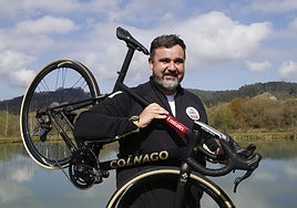 Joseba Elguezabal posa en 2021 con una bicicleta de Pogacar.