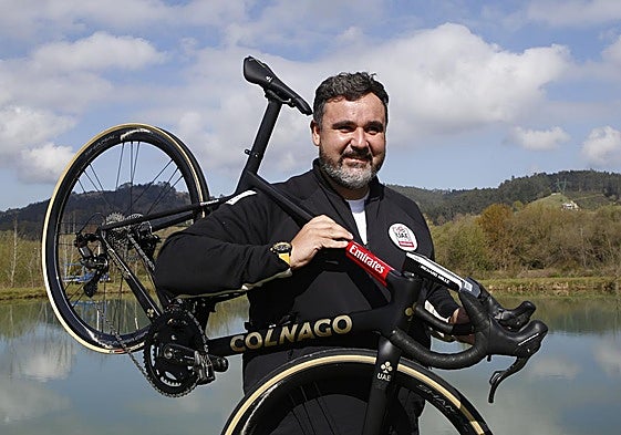 Joseba Elguezabal posa en 2021 con una bicicleta de Pogacar.