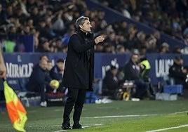 Txingurri da instrucciones a sus jugadores el sábado ante el Levante.