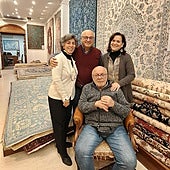 La familia Massarrat se jubila tras 50 años en Bilbao: su tienda de alfombras cierra con grandes descuentos