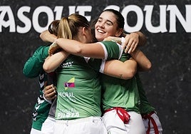 Las pelotaris de Euskadi celebran el triunfo de Gaminde en la final de pelota individual femenina.