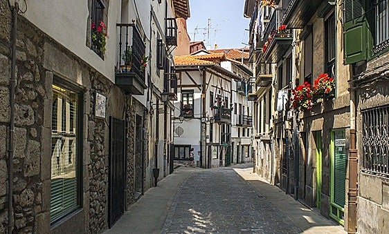 Las calles de trazado medieval forman parte de la riqueza patrimonial del casco viejo de Lekeitio.