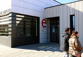 Hace un año había 124 personas más inscritas en la oficina en busca de empleo.