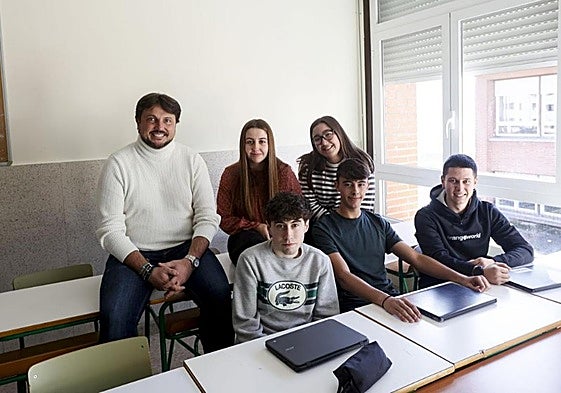 Los cinco alumnos junto a Borja Ramón en una de las aulas del centro.