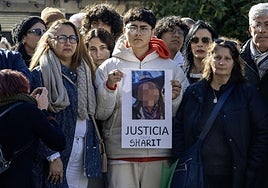 La madre de Sharit (segunda a la izquierda), junto a varios familiares durante el minuto de silencio convocado este lunes por el Ayuntamiento jiennense.