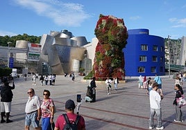 Turistas en el museo Guggenheim.